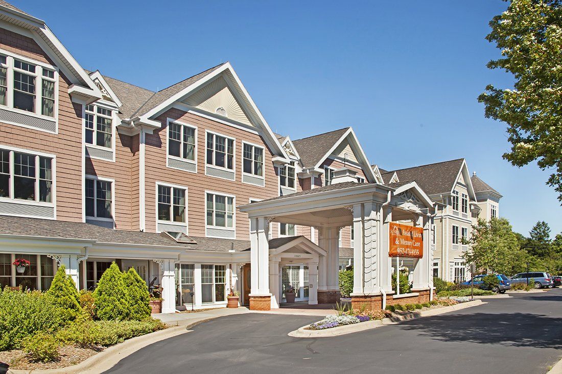 Sunrise of Minnetonka Front Entrance and Driveway