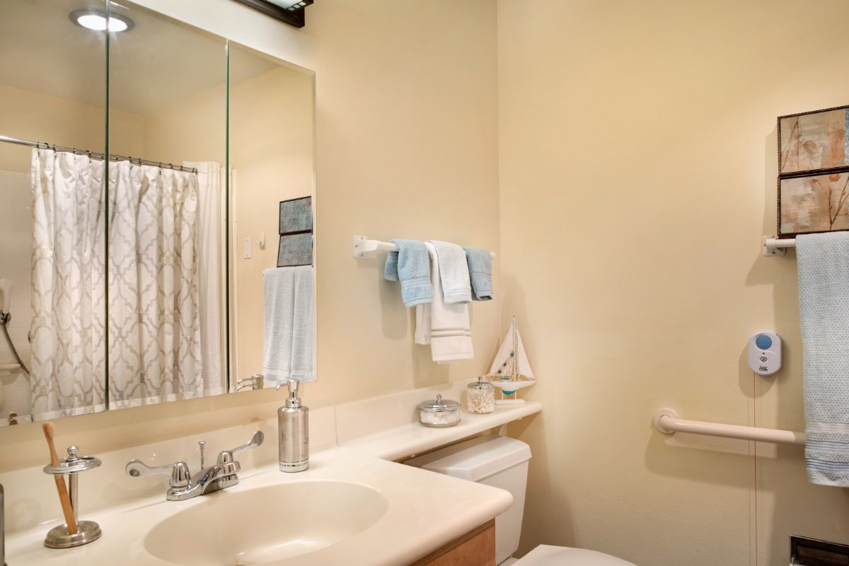 Suite Bathroom, Sunrise of Westlake Village