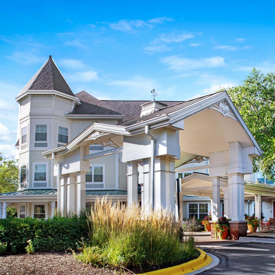 Feature.CommunitiesV2.Models.CommunityGallery.CommunityGalleryModel.Sunrise of Schaumburg | Exterior